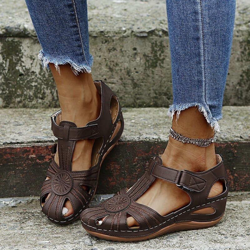 Sandálias romanas cunhas para mulheres, couro retrô oco, sola grossa, sandálias antiderrapantes, dedo do pé redondo, tamanho grande, na moda, 2024