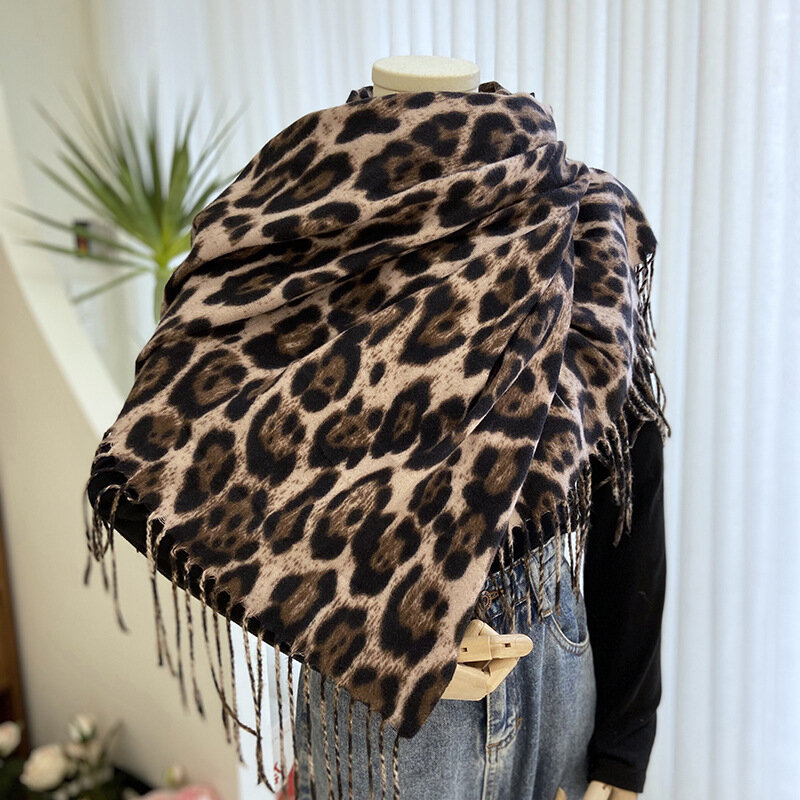 Sciarpa leopardata moda donna autunno e inverno addensato imitazione Cashmere stampato scialle nappa Versatile collo caldo all'ingrosso