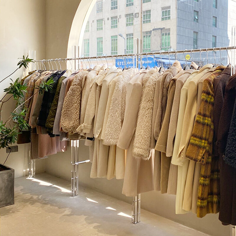 Estante de montaje en pared de ropa personalizado, perchero dorado para Boutique, estantes de exhibición de tienda de ropa