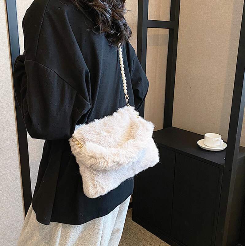 ISKYBOB-Bolso de felpa con perlas artificiales para mujer, bolsa cruzada con cadena larga, pequeña, cuadrada, a la moda, para otoño e invierno, 2023