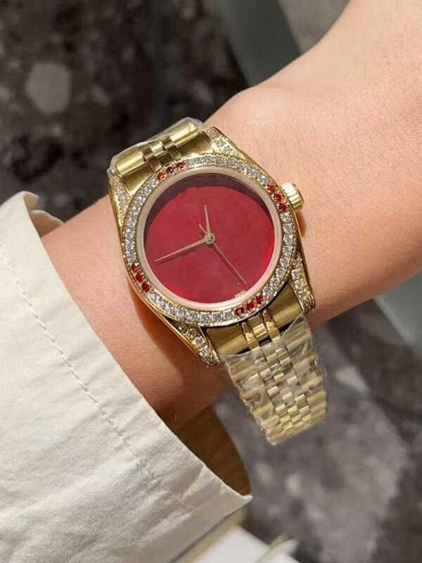 นาฬิกาควอตซ์หน้าปัดสีทำจากเหล็กแท้ดีไซน์เนอร์ตัวเรือนเพชร2024ใหม่นาฬิกาแฟชั่นสุดหรูของผู้หญิง