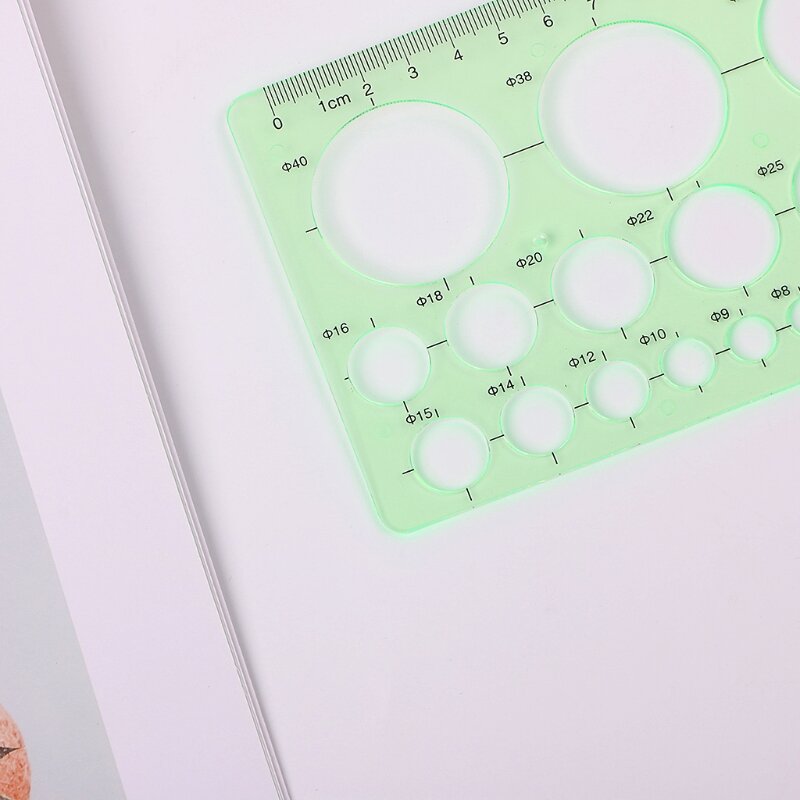 Plantilla geométrica círculos plástico verde, plantilla y regla, herramienta medición para estudiantes