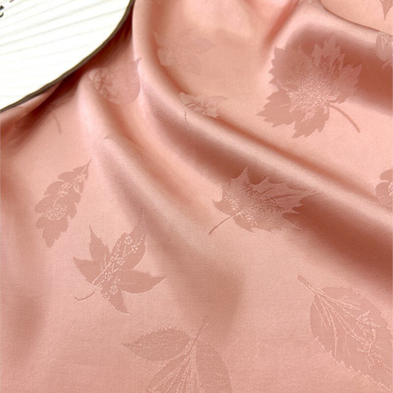 乾燥した葉ピンクの全国スタイルのワイドスプレーオンジャカードサテンファブリック、新しい中国のシャツ、チャイナドレスとドレススーツ