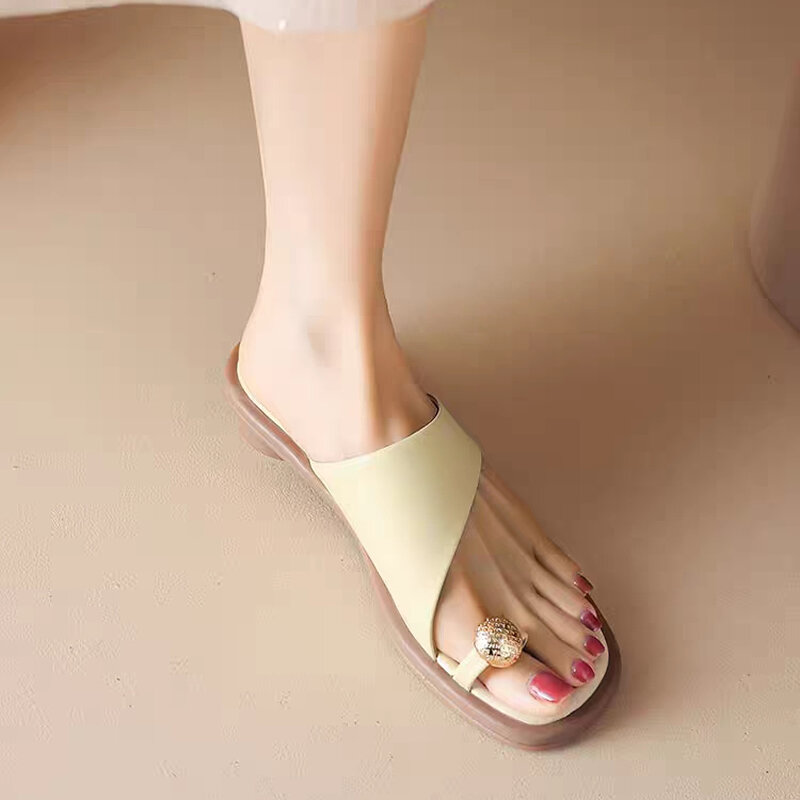 2024 nowoczesne pantofle damskie modne z kwadratowym noskiem okrągły obcas buty damskie luksusowe skórzane sandały z klapką z palcami