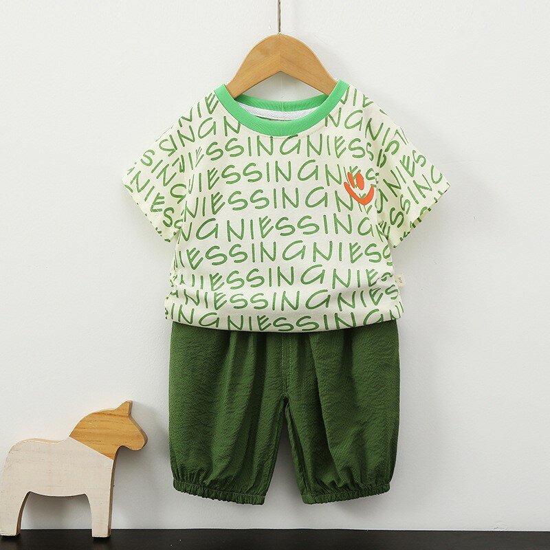 Conjunto de roupas com letras coreanas para criança, roupas bebê menino, tops verdes de manga curta, shorts elásticos de cor sólida, verão, 2 peças