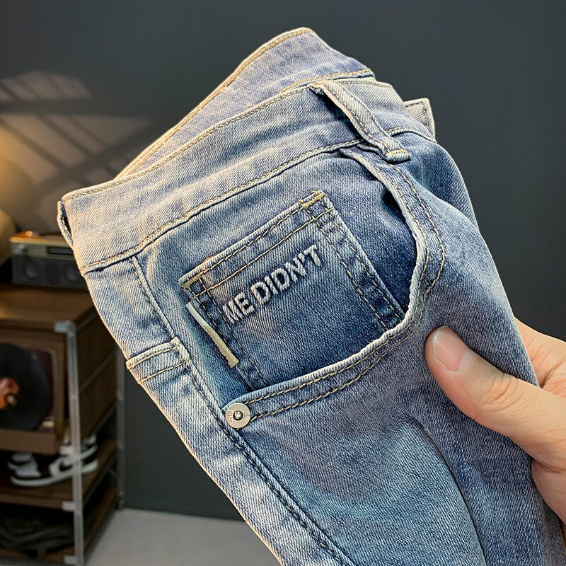 Jeans pria musim panas 2024baru, celana potongan model Korea kasual longgar mikro melar ketat bermerek fashion tipis