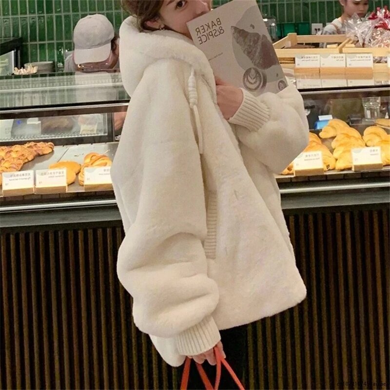 Mantel Putih Atasan Wol Domba Imitasi Mantel Panjang Berbulu Hangat Jaket Wanita Mewah Bulu Kelinci Palsu Bertudung Musim Dingin Kasual