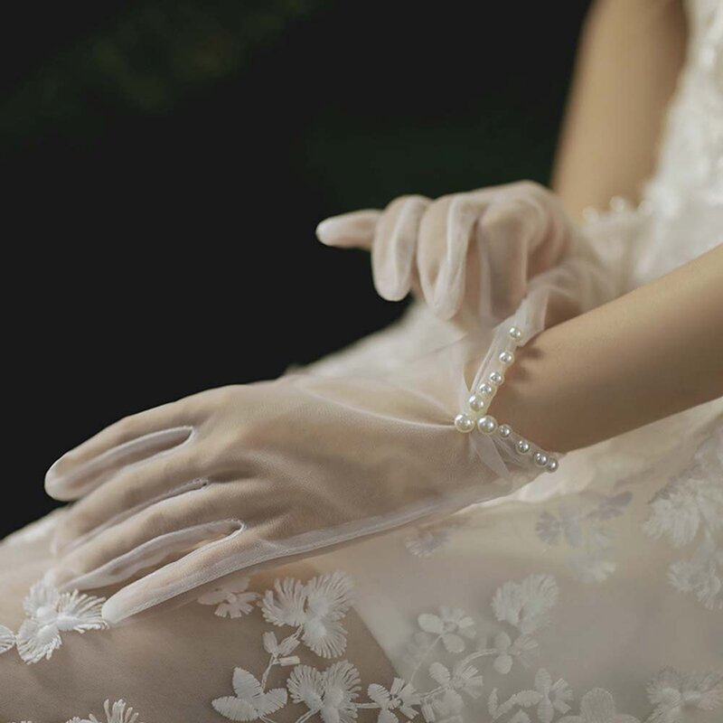 ถุงมือสำหรับเจ้าสาวในงานแต่งงานแบบสั้นผูกด้วยผ้าลูกไม้แสนหวานโปร่งใสสำหรับฤดูร้อน