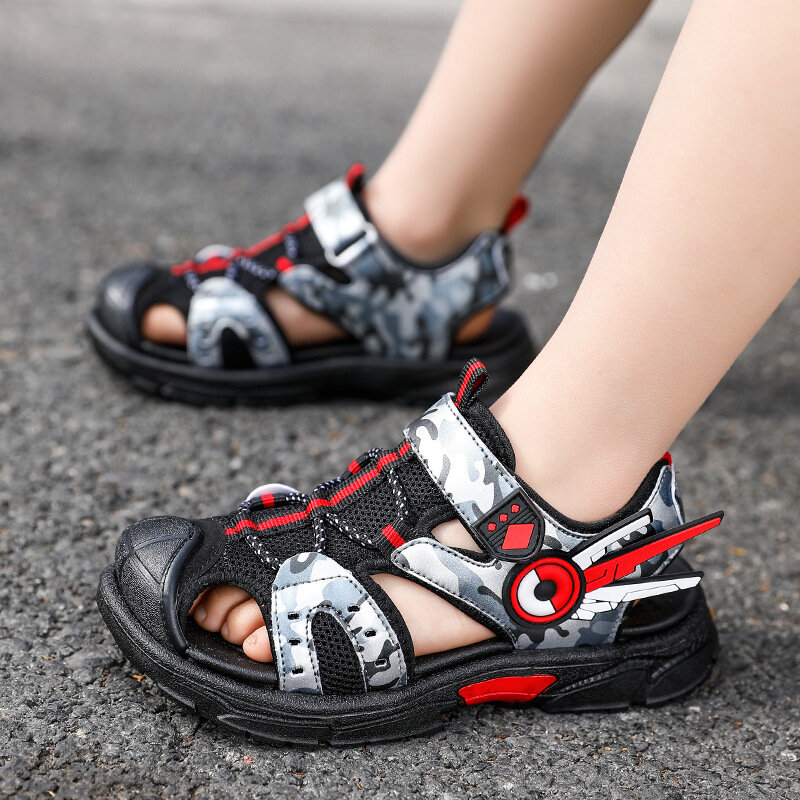 Sportowe sandały z palcami 2024 letnie nowe modne miękkie podeszwy dla chłopców średniej i dużej antypoślizgowej wygodne buty plażowe dziecięcej