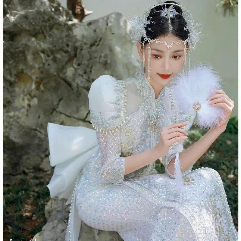 花の刺embroideryの花嫁のウェディングドレス、絶妙なチャイナドレス、中国のスタイル、ダブルセット、レトロタッセル、ギフト、スタッフの服