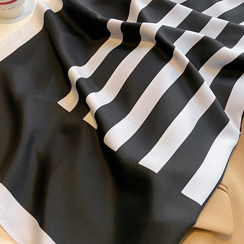 Nuova stampa sciarpe quadrate con protezione solare 2023 bandana di seta satinata quattro stagioni fazzoletto antipolvere popolare moda viaggio scialle 90x90cm