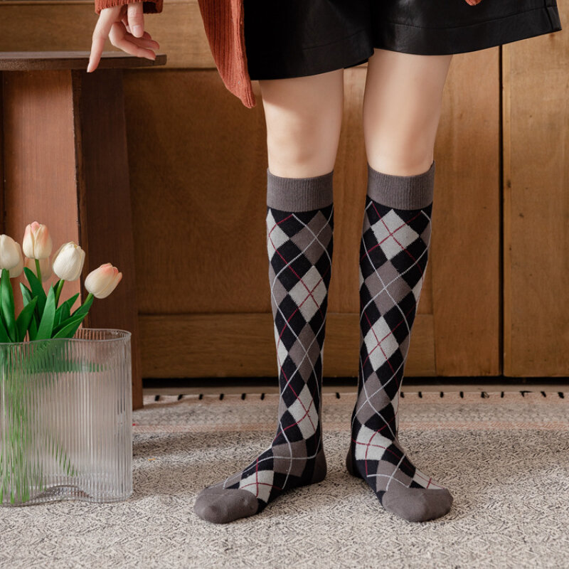 Novo retro meias de joelho japonês diamante xadrez algodão bezerro meias