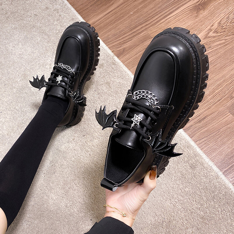 Женские туфли в готическом стиле, туфли-лодочки из лакированной кожи, на платформе, с металлической цепочкой, весна 2024