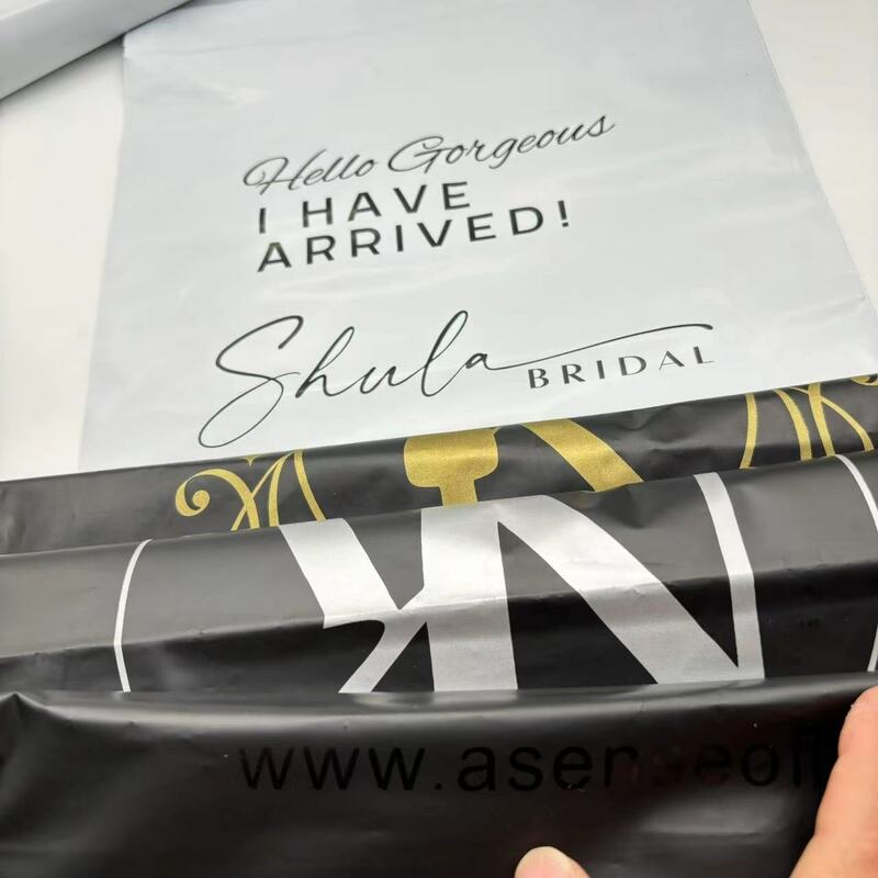 Биоразлагаемый Золотистый металлический логотип на заказ, матовый черный поли-отправка почты для упаковки одежды, почтовый пакет