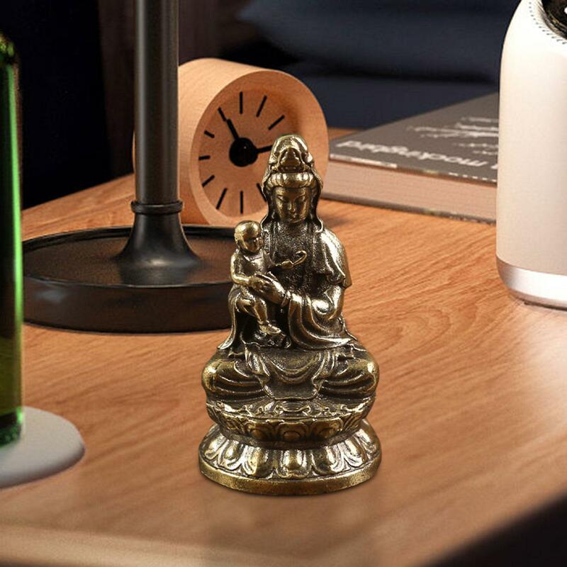Posąg Avalokitesvara trzymający posąg Guanyin dla dziecka na stole w sypialni
