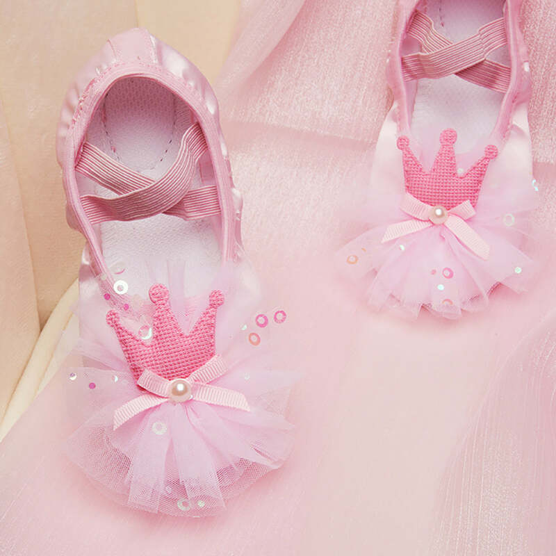Детская балетная обувь для девочек, профессиональные танцевальные атласные балетные туфли с кружевной короной и мягкой подошвой, профессиональная тренировочная обувь принцессы