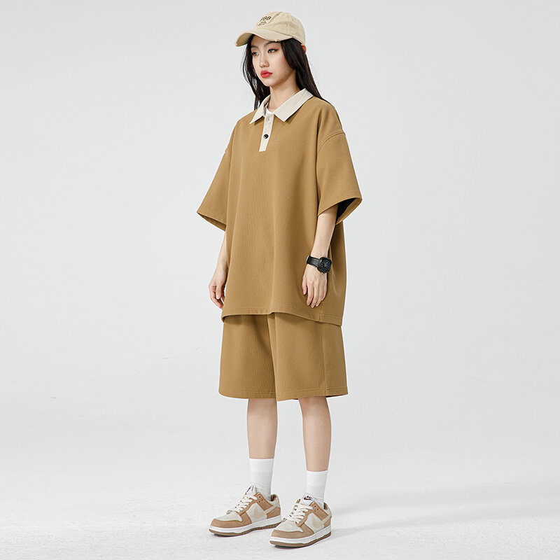2024ชุดสูทลำลองแบบญี่ปุ่นเสื้อยืดคอปกสีตัดกัน + กางเกงขาสั้นชุดสูทเสื้อยืดระบายอากาศได้ดีสำหรับฤดูร้อน