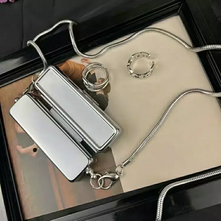 MINI bolso de lápiz labial de estilo metálico, cadenas de acero inoxidable, monedero con broche de moda, estilo euroamericano