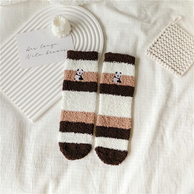 Calcetines de lana de Coral con bordado de Panda para niña, medias de dormir para el hogar, calcetines de piso para mujer, regalos de otoño e invierno