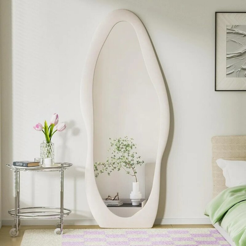 Ganzkörper spiegel, unregelmäßig vertikal mit mit Flanell umwickeltem Holzrahmen, an der Wand montierter großer Spiegel vom Boden bis zur Decke