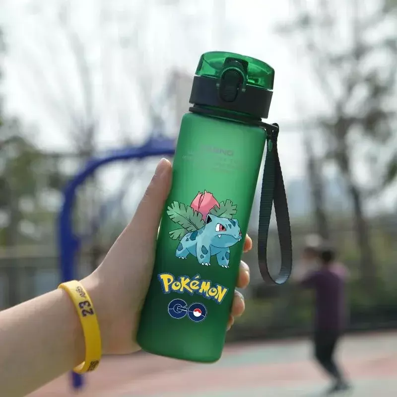 Taza de agua verde de dibujos animados de Pokémon, botella de agua portátil de gran capacidad para estudiantes, al aire libre, Charizard, Pikachu, 560ML