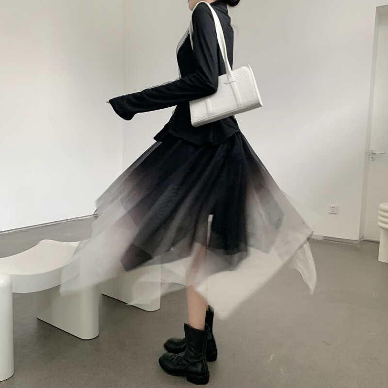 Cárdigan versátil de malla de estilo oscuro, falda Irregular hinchada en blanco y negro