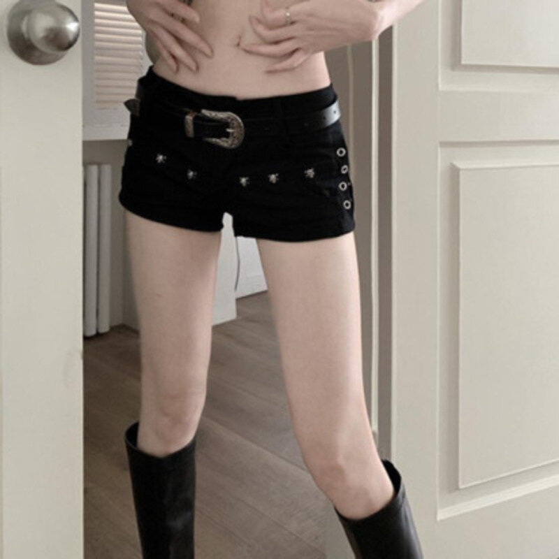 Czarna amerykańska pikantna dziewczyna z niskim stanem bardzo krótkie szorty dżins dla spodenki z wysokim stanem w małych, wszechstronnych, wąskich, obcisłych, upalnych spodniach
