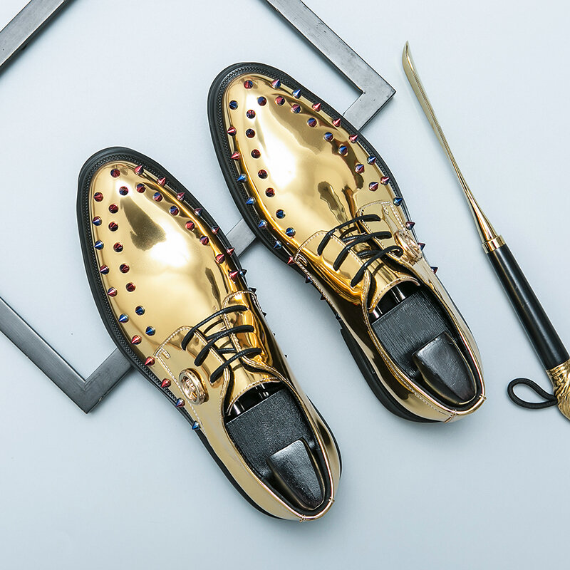 Scarpe firmate di moda primaverile scarpe in pelle dorata mocassini da uomo in pelle laccata fatte a mano in discoteca scarpe Casual da festa