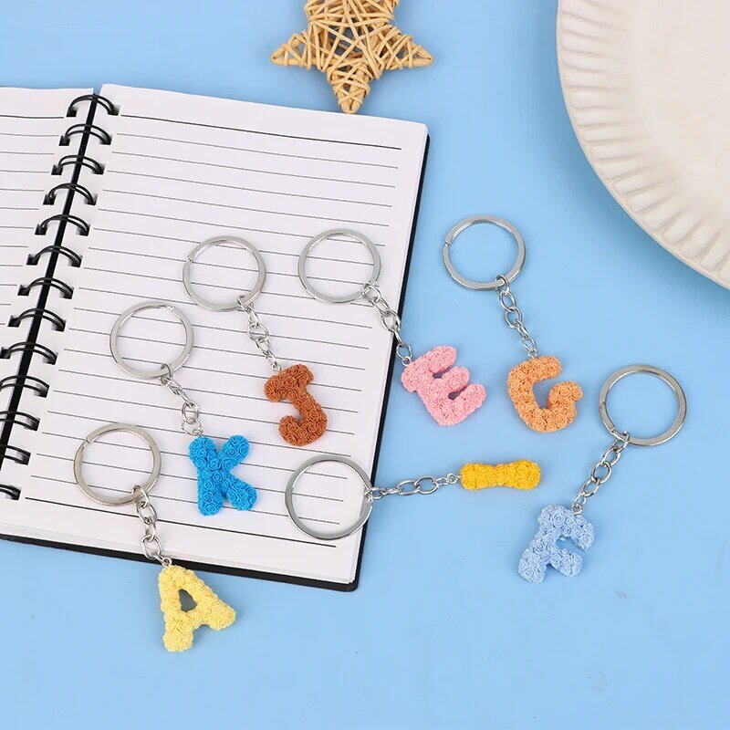 Gantungan kunci alfabet Glitter akrilik warna-warni 26 inisial A-Z liontin cincin kunci huruf untuk wanita anak perempuan jimat tas hadiah perhiasan DIY