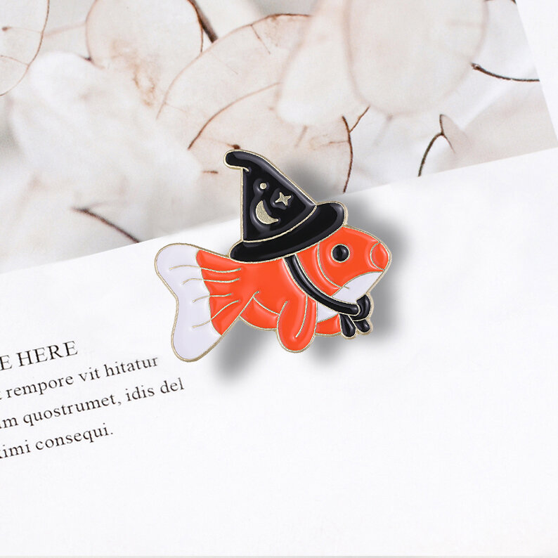 Goldfish Brooch Small Goldfish Wearing Hat Brooch Clothing Accessories Backpack Alloy Brooch Badge Enamel Lapel Pins Wholesale
