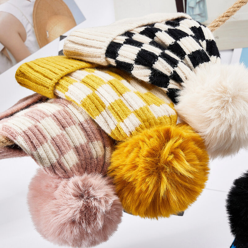 Berretto Pullover lavorato a maglia per bambini invernali berretto caldo antivento decorativo con Pompon in lana a scacchiera bicolore per bambini