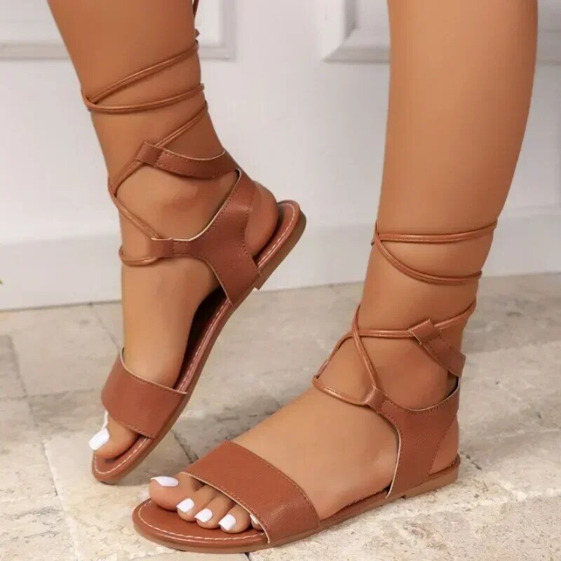 Sandal wanita tali silang, 2024 musim panas mode baru sandal jari terbuka datar untuk wanita Gladiator sandal pantai Zapatos Mujer