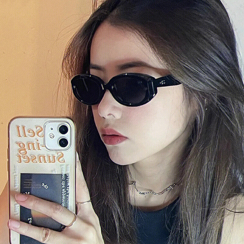 Zdjęcia uliczne pokazują wyszczuplające okulary przeciwsłoneczne HD 2024 kobiet mała ramka Retro okulary przeciwsłoneczne PC spersonalizowane luksusowe okulary przeciwsłoneczne owalna ramka