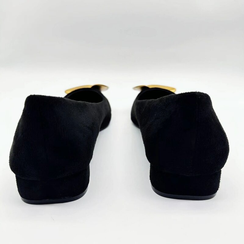 أحذية مزينة بزهور معدنية سوداء للنساء ، أطراف من جلد الغزال ، فم ضحل وكعب منخفض ، جديد ، * *