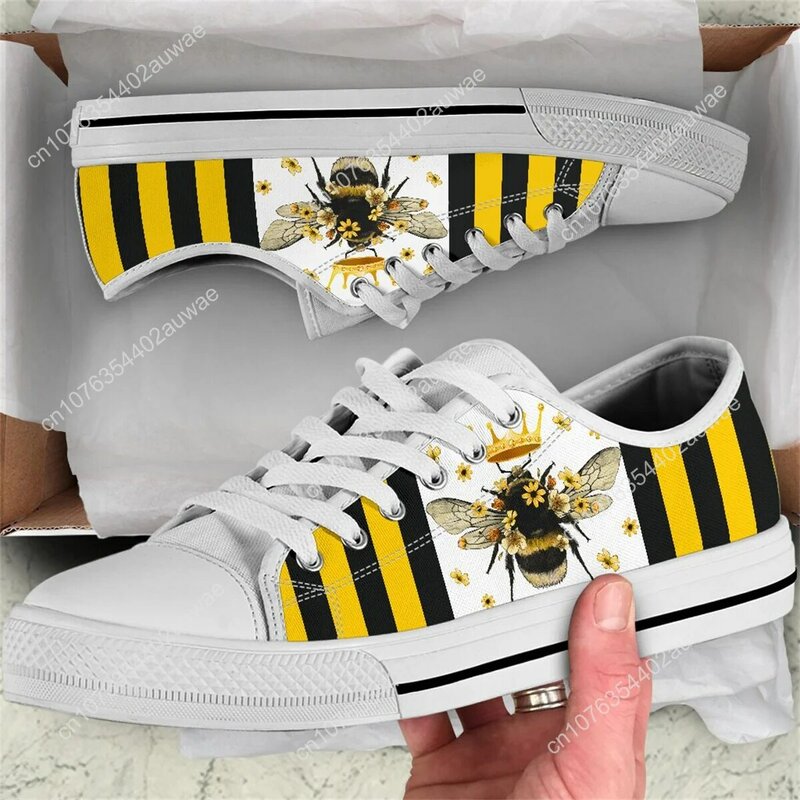 Sepatu untuk wanita Bee Queen sepatu kets kanvas bersirkulasi nyaman sepatu Sneakers bertali warna putih kasual datar motif garis-garis Ratu sepatu untuk wanita