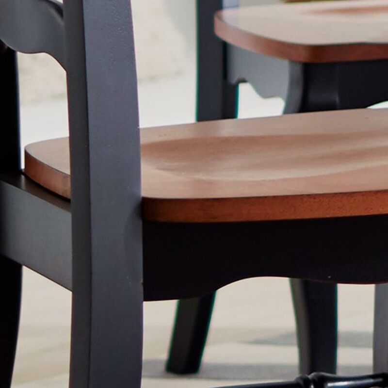 Par de cadeiras de jantar com carvalho aflito contornado assento, esfregou acabamento, perna francesa Design