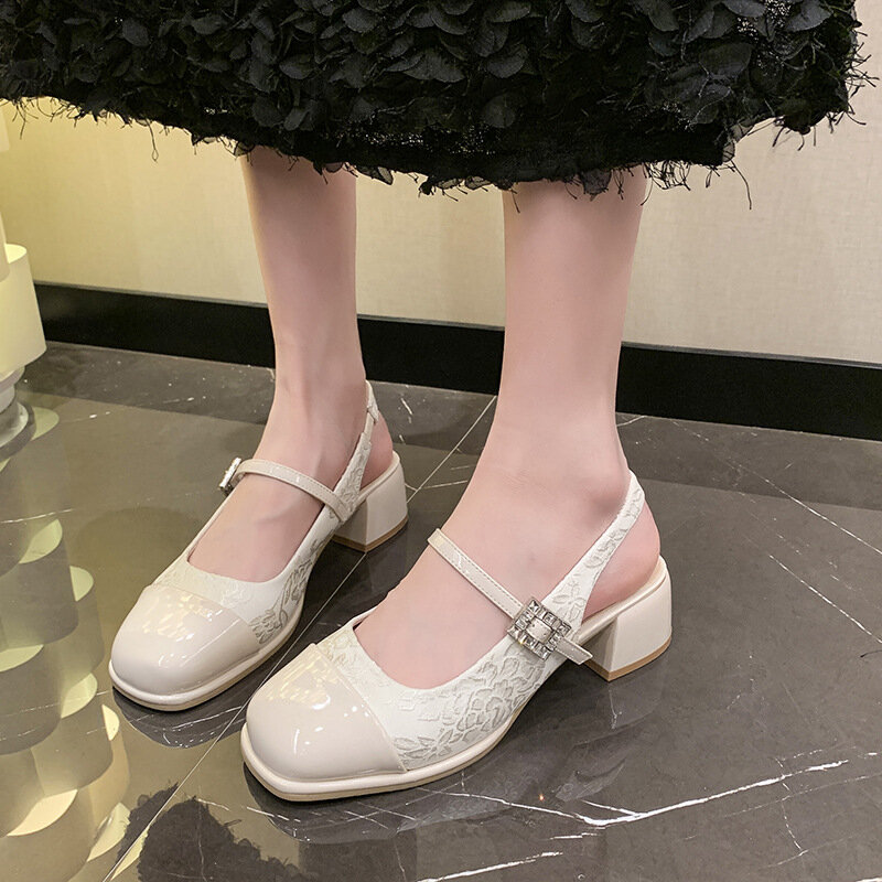 2024 Designer nuovo stile cinese testa tonda Mary Jane scarpe da donna moda testa tonda fibbia ricamata tacchi alti da donna