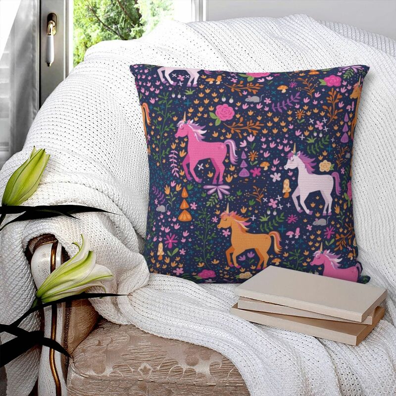 Funda de almohada cuadrada de unicornios en el jardín de flores, cojín de poliéster, decoración cómoda para el sofá del hogar