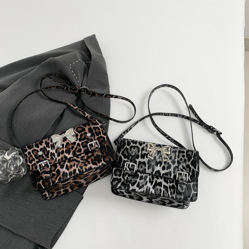 Женская кожаная сумка-мессенджер с леопардовым принтом