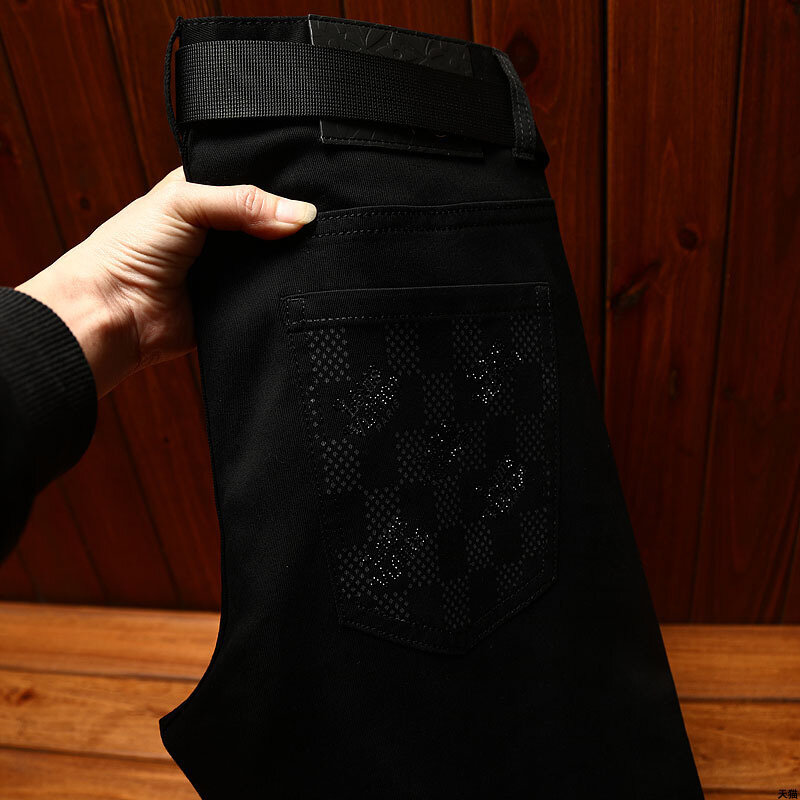 Wysokiej klasy lekkie, luksusowe letnie cienki odcinek męskich dżinsów są dopasowane do setek trendów w swobodnym elastyczne, czarne bawełniane spodnie