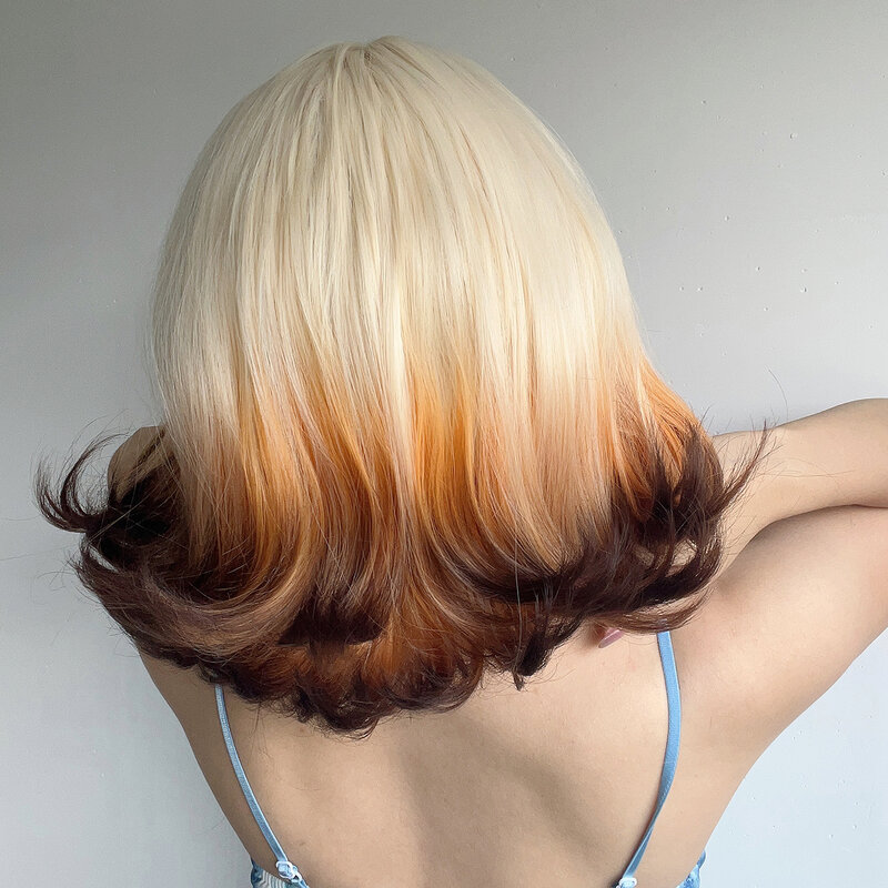 Rambut lurus pendek 14 inci gradien emas rambut keriting sintetis dengan Wig poni tahan serat modis Wig Cosplay Lolita