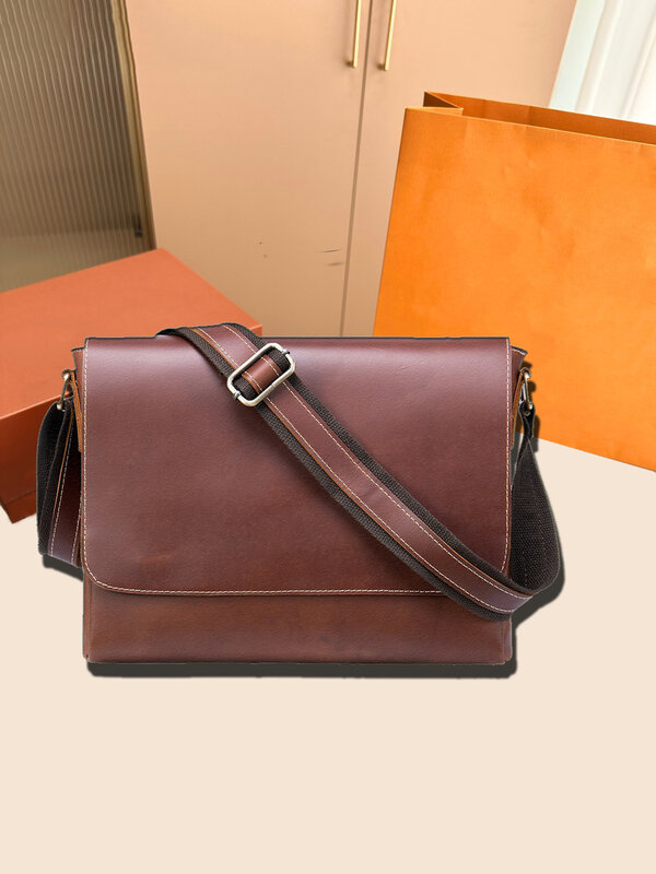 New Designer Luxury Classic Men's Messenger Bag Leather Short Chest Bag Fashionable Leather Men's Messenger Bag