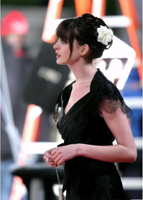 Anne Hathaway dopasowana mała czarna sukienka prosta koronkowa formalna okazja wieczorowa z krótkimi rękawami do niestandardowe tkaniny sięgających do podłogi