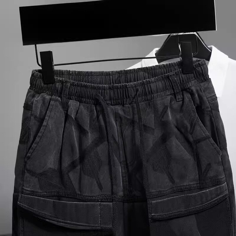 Pantaloncini di jeans multitasche estivi per pantaloni casual in denim allentato casual elasticizzato da strada con stampa alla moda da uomo