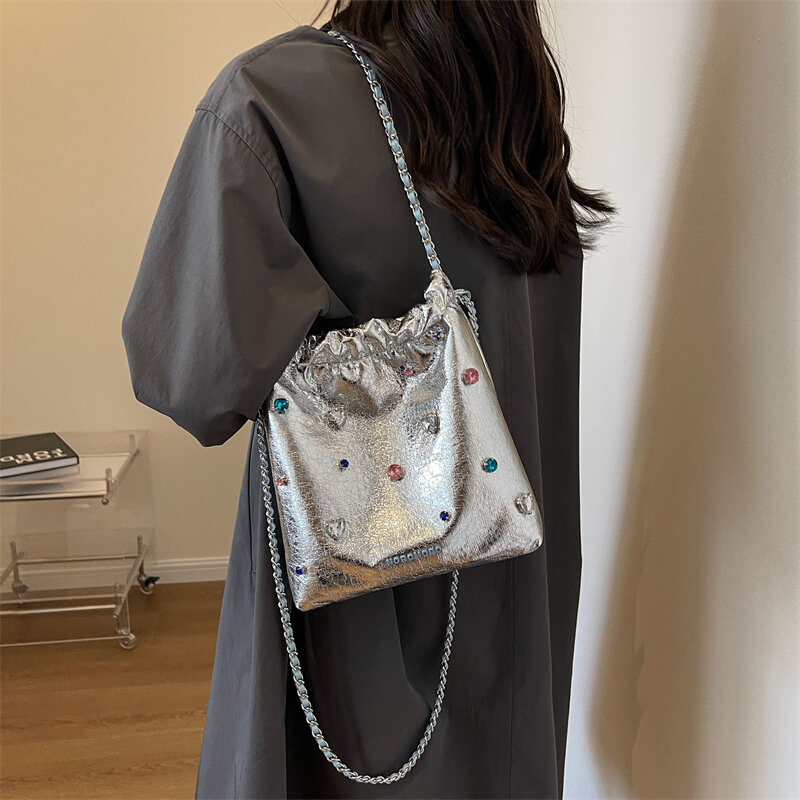 LEFTSIDE-Bolso cruzado de cuero plateado con diseño de diamantes para mujer, bandolera de hombro con cadena, moda coreana, diseñador de lujo, 2023