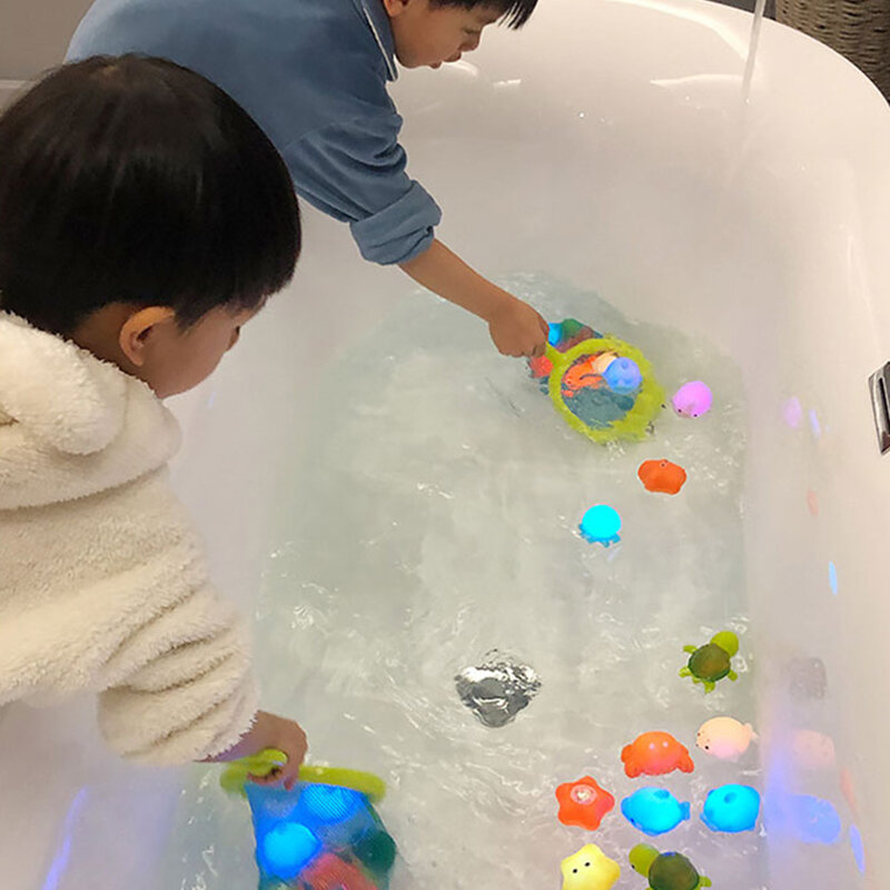 Juguete de baño de animales lindos para bebé, juguetes de luz LED de agua de natación, flotador de goma suave, inducción de ranas luminosas para niños, juego de Regalos divertidos