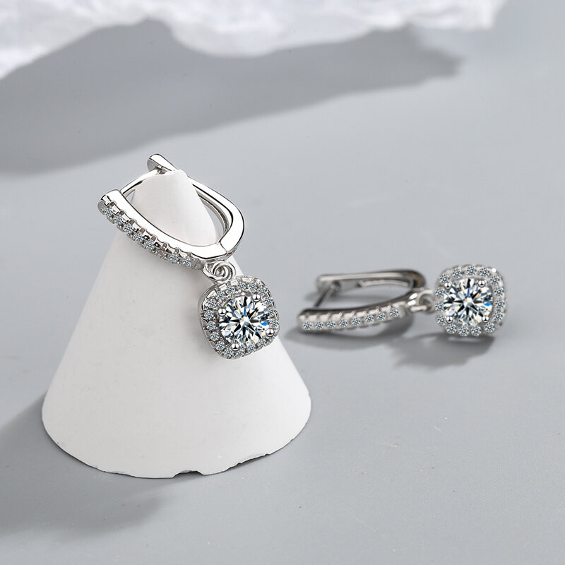 2CT Moissanite Huggie kolczyki w kształcie obręczy dla kobiet laboratorium stworzyło diamentowe 925 srebrne delikatne obręczowe kolczyki wiszące szlachetna biżuteria