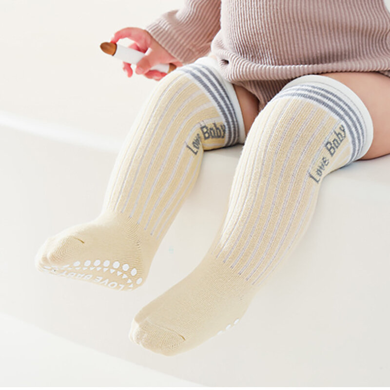 Calcetines de algodón puro hasta la rodilla para bebé, medias de tubo alto antideslizantes con letras a rayas, 2 pares por lote, primavera y otoño