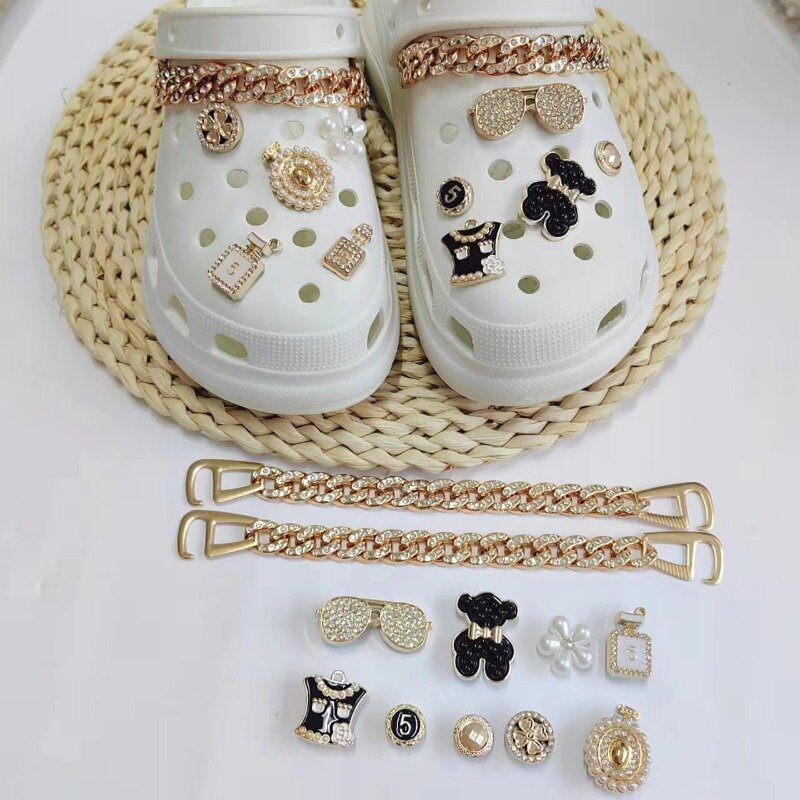 Dijes de zapatos de cocodrilo de moda, gafas de diamantes de imitación, conjunto de cadena de perlas, sandalias, zapatillas, accesorios para niñas, decoración personalizada, regalos de fiesta