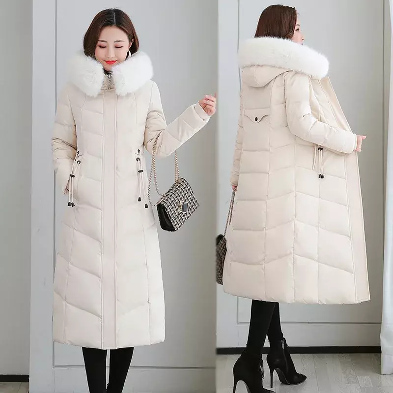 Nuova giacca lunga in cotone da donna, cappuccio addensato, pieno di sustani, design con coulisse, giacca in cotone caldo con collo di lana grande